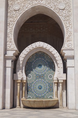 Around the exterior of the mosque are about 10 fountains like this one with awesome tiled designs. Oh, and they're huge.