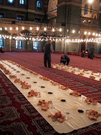 Iftar (breaking the fas) in Istanbul. Photo Credits: http://en.wikipedia.org/wiki/Ramadan
